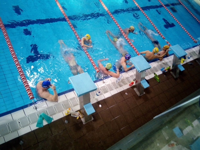 Els veterans acomiaden l’any nedant 100 sèries de 100m
