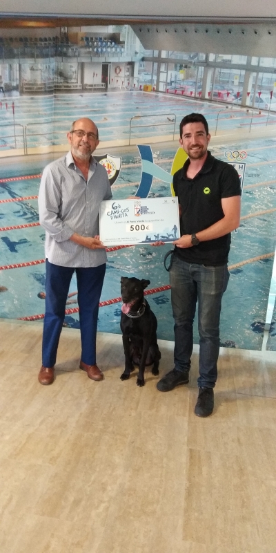 Entrega de la recaptació del Camí-Gos a Al Perro Verde