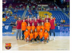 Les noies del mini i premini femení al Palau Blaugrana amb el Barça