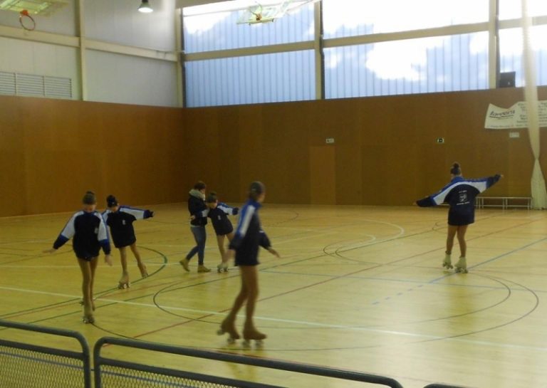Quatre patinadores de la secció ho aproven tot al pas de nivell