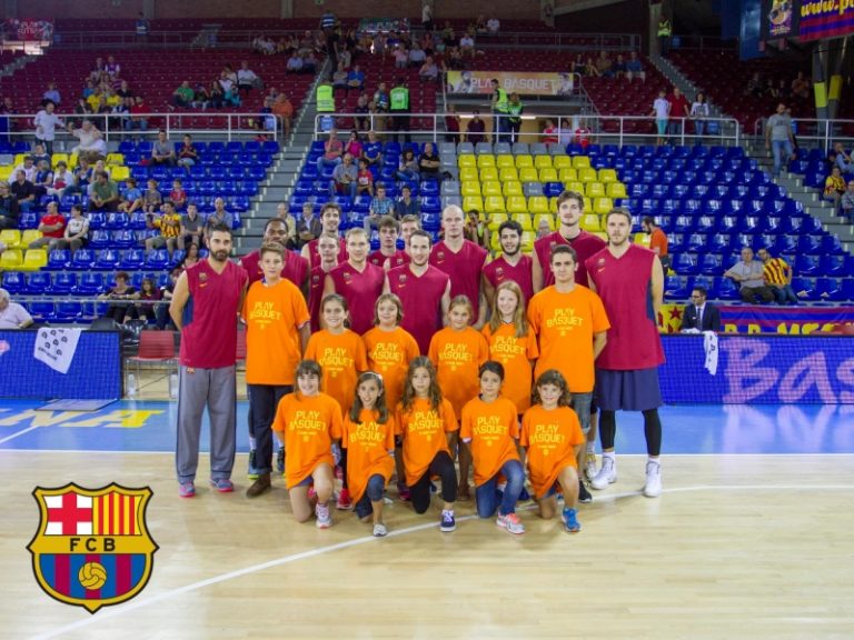 Les noies del mini i premini femení al Palau Blaugrana amb el Barça